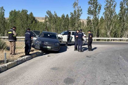 seyir-halindeki-araca-arkadan-carpti-5-yarali