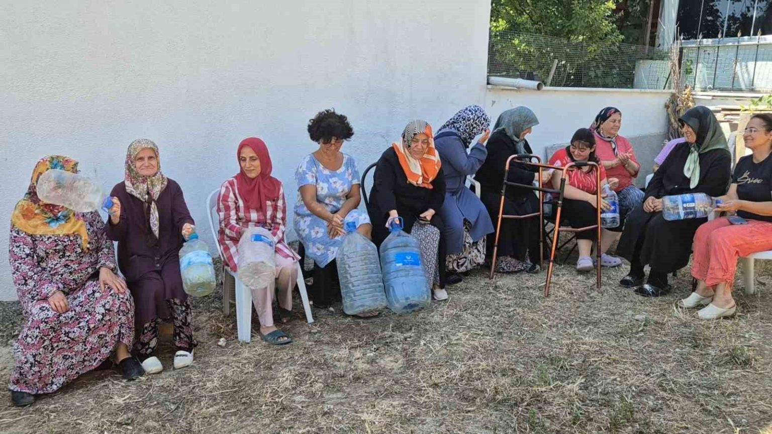 tekirdagda-aritma-tesisinin-dibinde-susuz-kalan-halk-bidonlarla-protesto-duzenledi