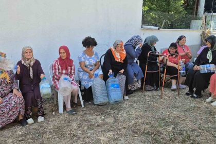 tekirdagda-aritma-tesisinin-dibinde-susuz-kalan-halk-bidonlarla-protesto-duzenledi