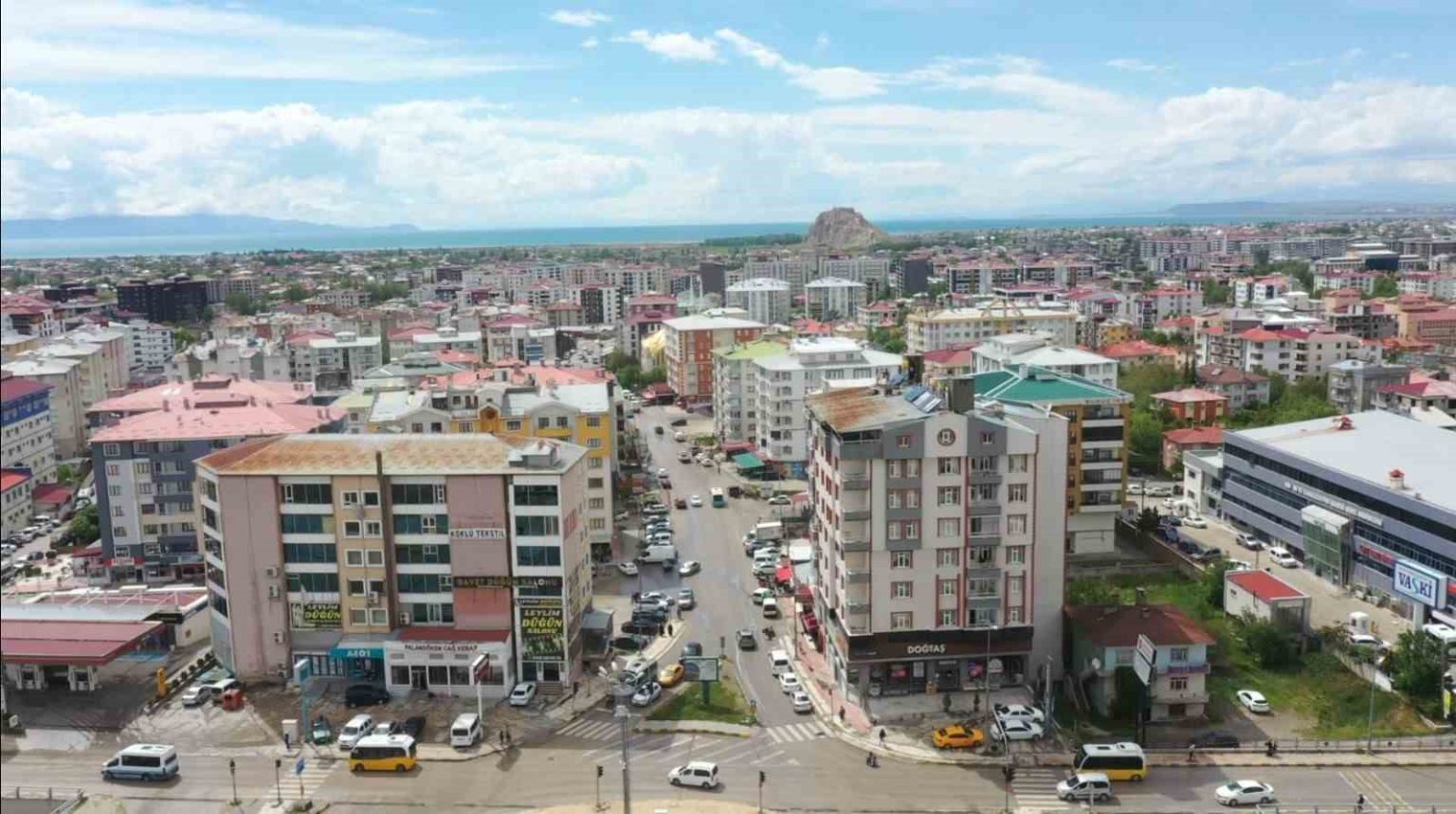 van-buyuksehir-belediyesi-terzioglu-caddesini-yeniliyor