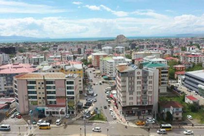 van-buyuksehir-belediyesi-terzioglu-caddesini-yeniliyor