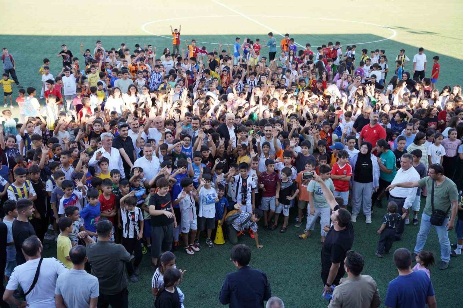 yaz-spor-okullarina-katilan-ogrencilere-forma-destegi