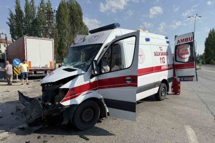 ankarada-tir-ile-ambulans-carpisti-5-yarali