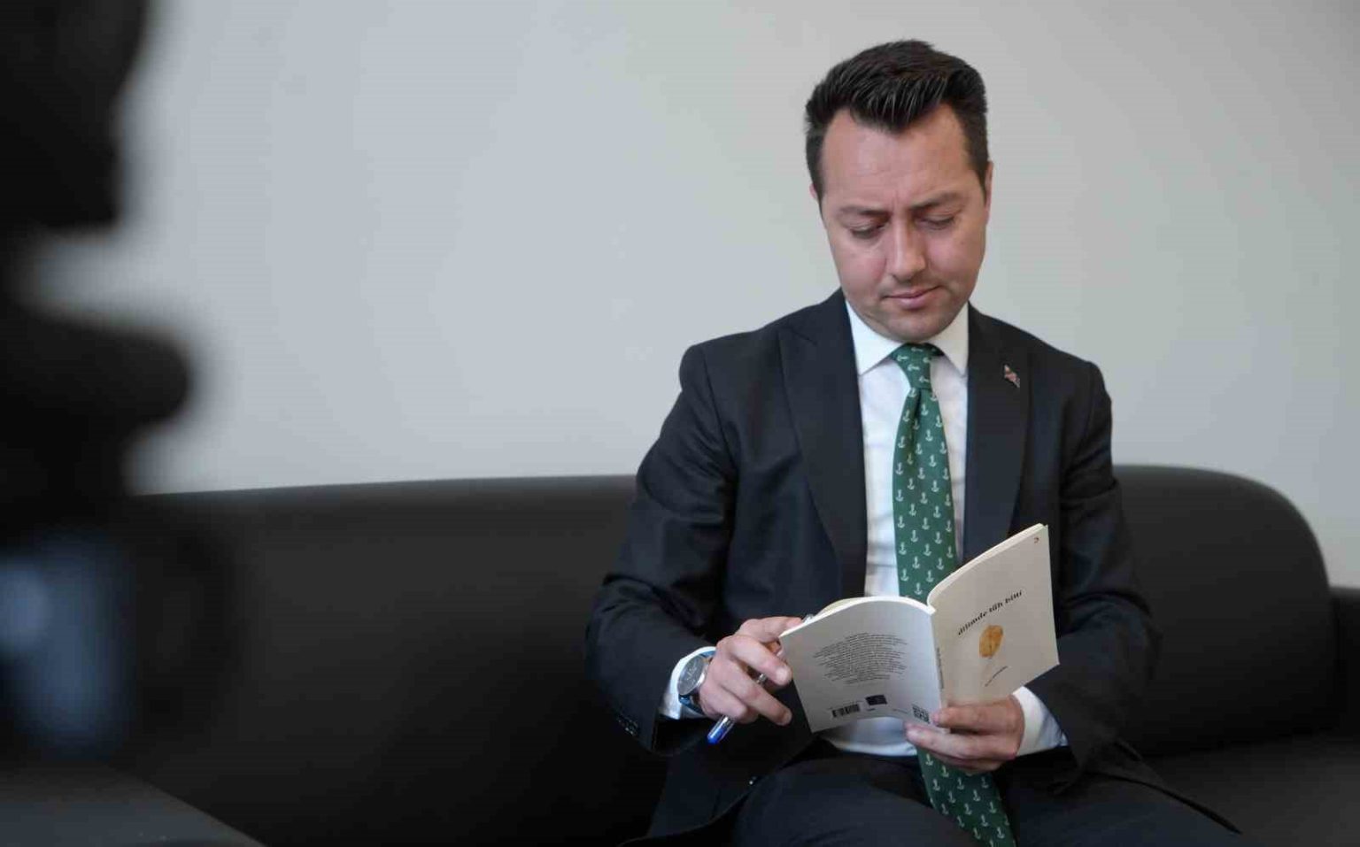 bayburt-tapu-muduru-hem-okuyor-hem-yaziyor-genc-mudur-8-universite-bitirdi-9-siir-kitabi-yazdi