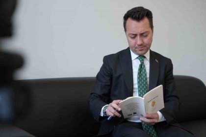 bayburt-tapu-muduru-hem-okuyor-hem-yaziyor-genc-mudur-8-universite-bitirdi-9-siir-kitabi-yazdi