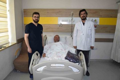 bayburtta-kalp-yetersizligiyle-4-senedir-mucadele-eden-hastaya-soklama-ozelligi-bulunan-kalp-pili-takildi