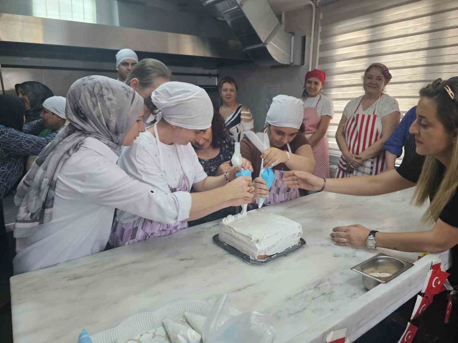 bornova-halk-egitim-merkezinde-pasta-atolyesi-bulusmasi