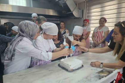 bornova-halk-egitim-merkezinde-pasta-atolyesi-bulusmasi