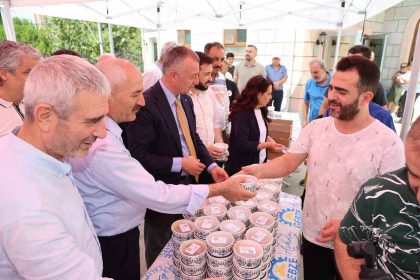 cuma-namazi-sonrasi-asure-dagitildi