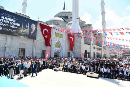 dogu-karadenizin-en-buyuk-camisi-hanife-hatun-camii-ibadete-acildi