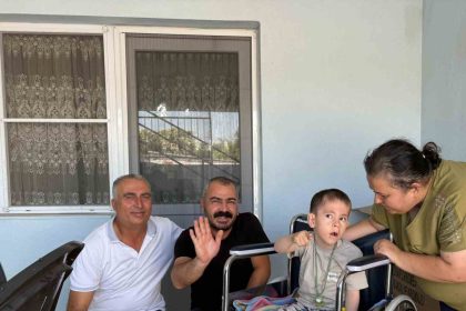 germencik-belediyesi-minik-mustafanin-tekerlekli-sandalyesini-teslim-etti