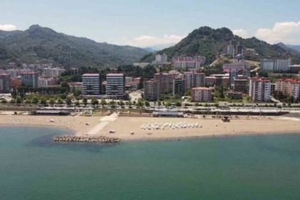 giresun-plajlarinda-deniz-suyu-temiz-cikti