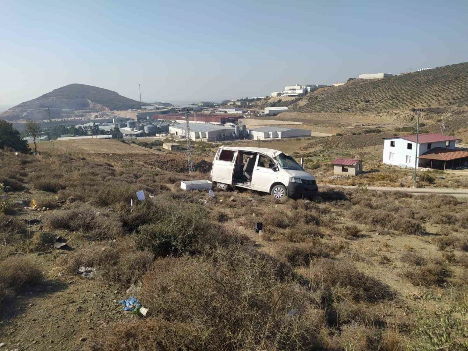 hatayda-sarampole-devrilen-minibusun-surucusu-yaralandi