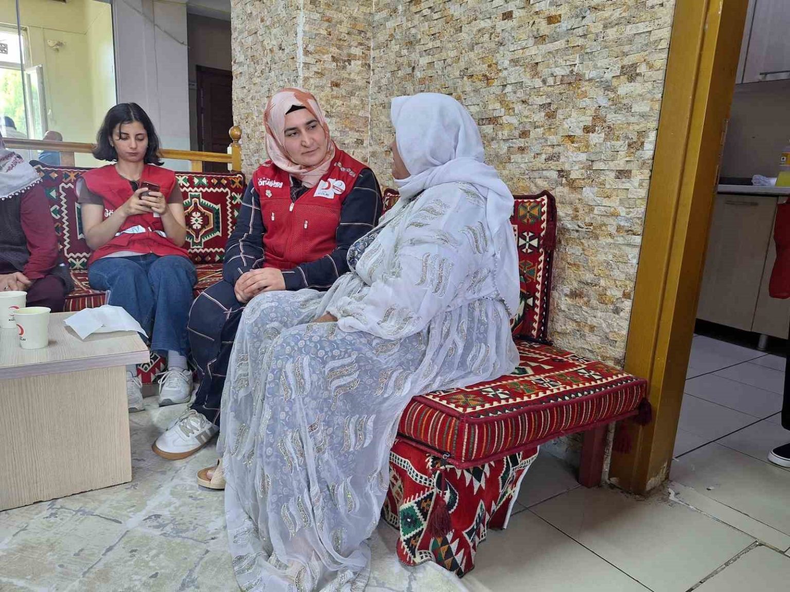 kizilay-gonullulerinden-huzurevine-anlamli-ziyaret