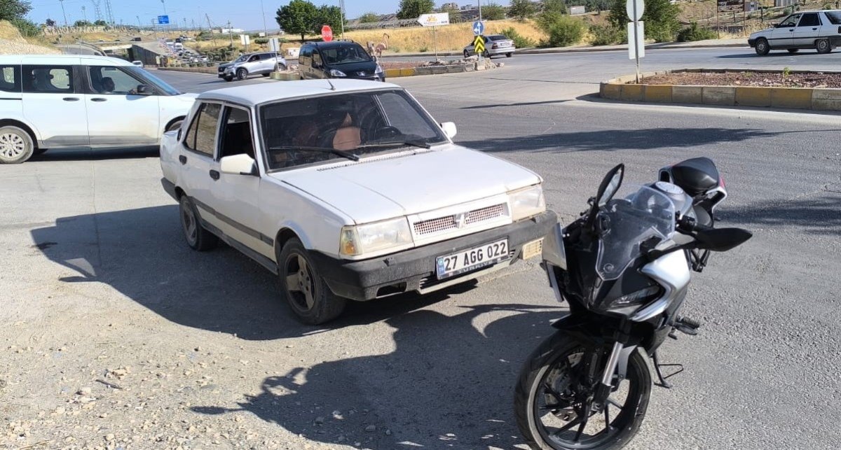 motosikletle-otomobil-carpisti-2-yarali
