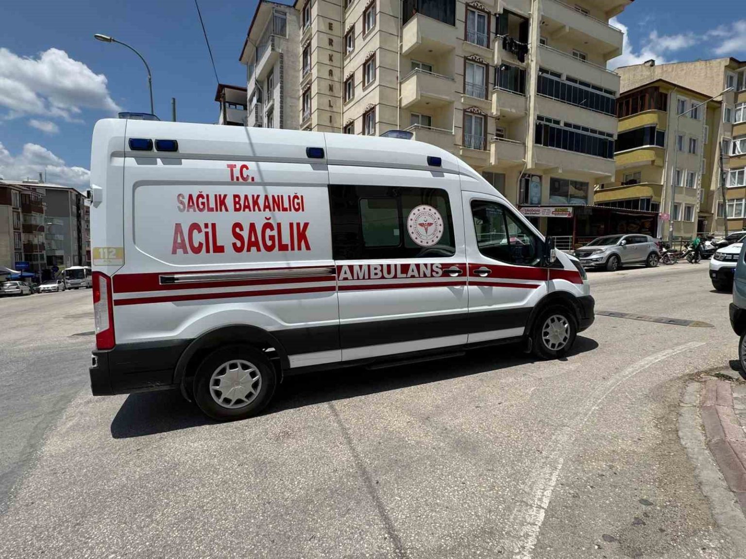 park-halindeki-kamyonete-carpan-otomobil-surucusu-yaralandi
