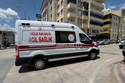park-halindeki-kamyonete-carpan-otomobil-surucusu-yaralandi