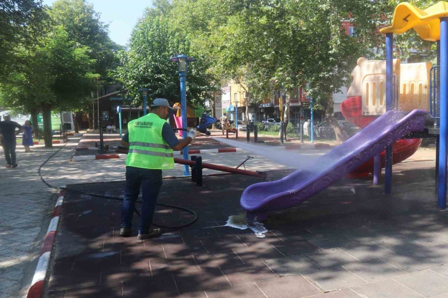 turgutlu-belediyesinden-parklarda-yaz-temizligi