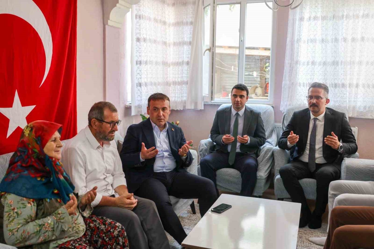vali-sozer-sehit-osman-erin-ailesini-ziyaret-etti