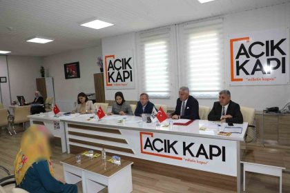 vali-ziya-polat-halk-gunu-toplantisinda-vatandaslari-dinlendi