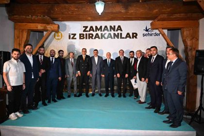 zamana-iz-birakanlara-tesekkur-ve-plaket