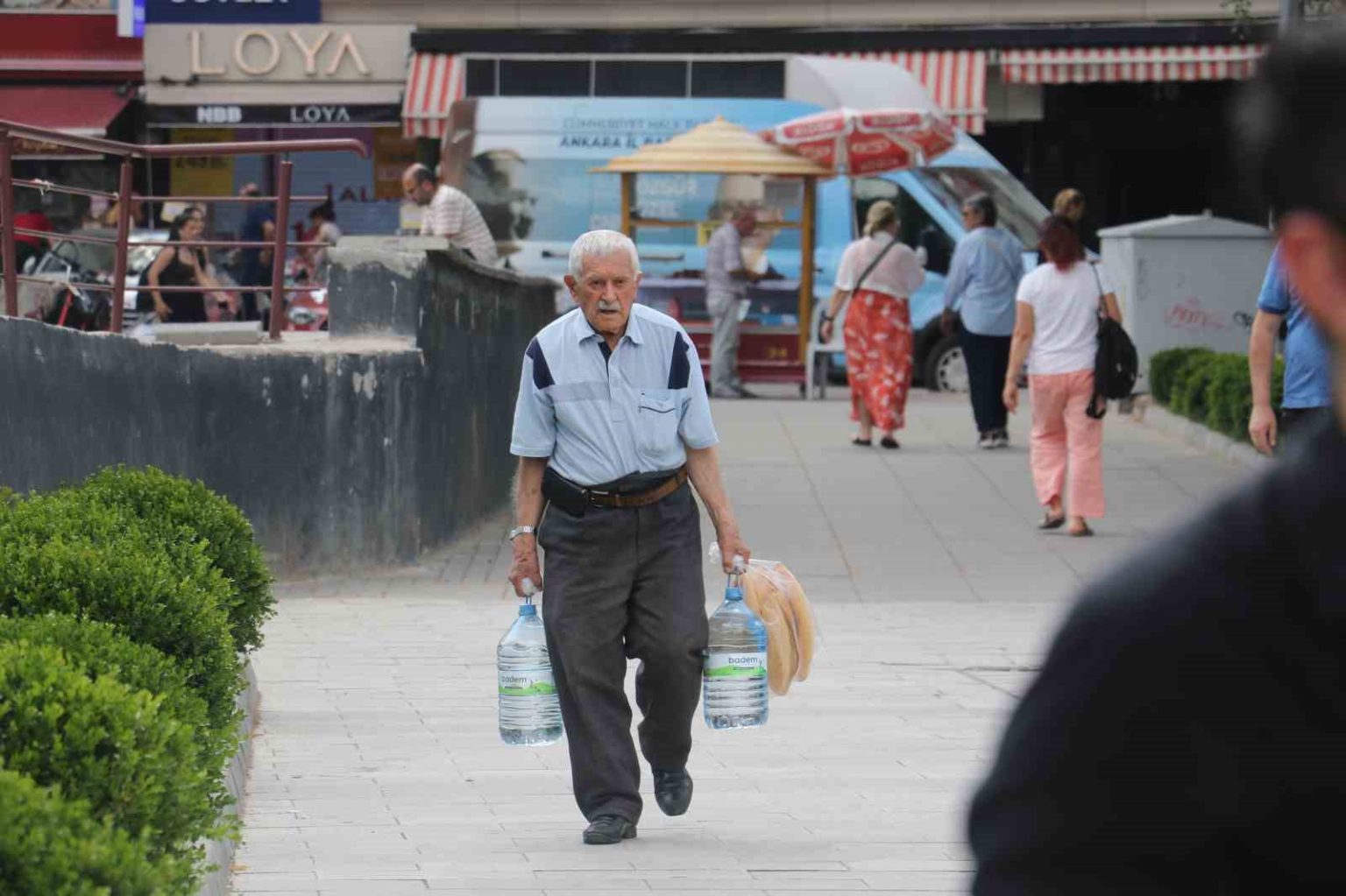 ankarada-bunaltici-sicakliklar-hem-vatandasi-hem-esnafi-zorluyor
