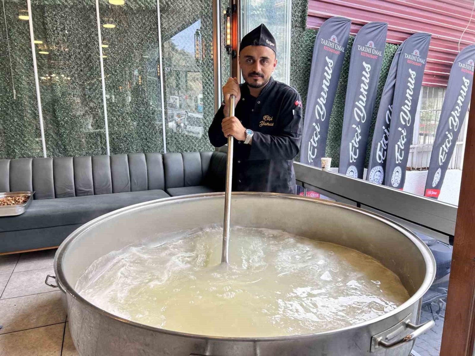 asirlardir-suren-gelenegi-devam-ettiren-esnaf-5-bin-kisiye-asure-dagitti