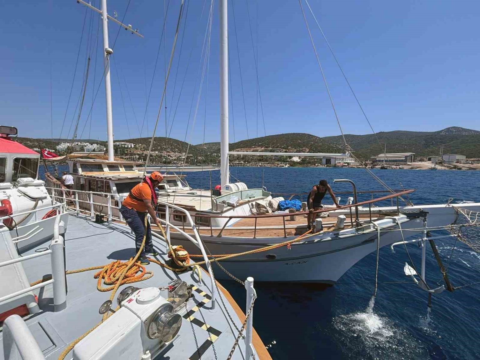 bodrumda-icinde-6-kisi-bulunan-ve-su-alan-tekne-kurtarildi