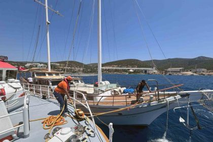 bodrumda-icinde-6-kisi-bulunan-ve-su-alan-tekne-kurtarildi