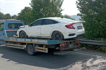 kontrolden-cikan-arac-bariyere-carpti-2si-cocuk-4-yarali