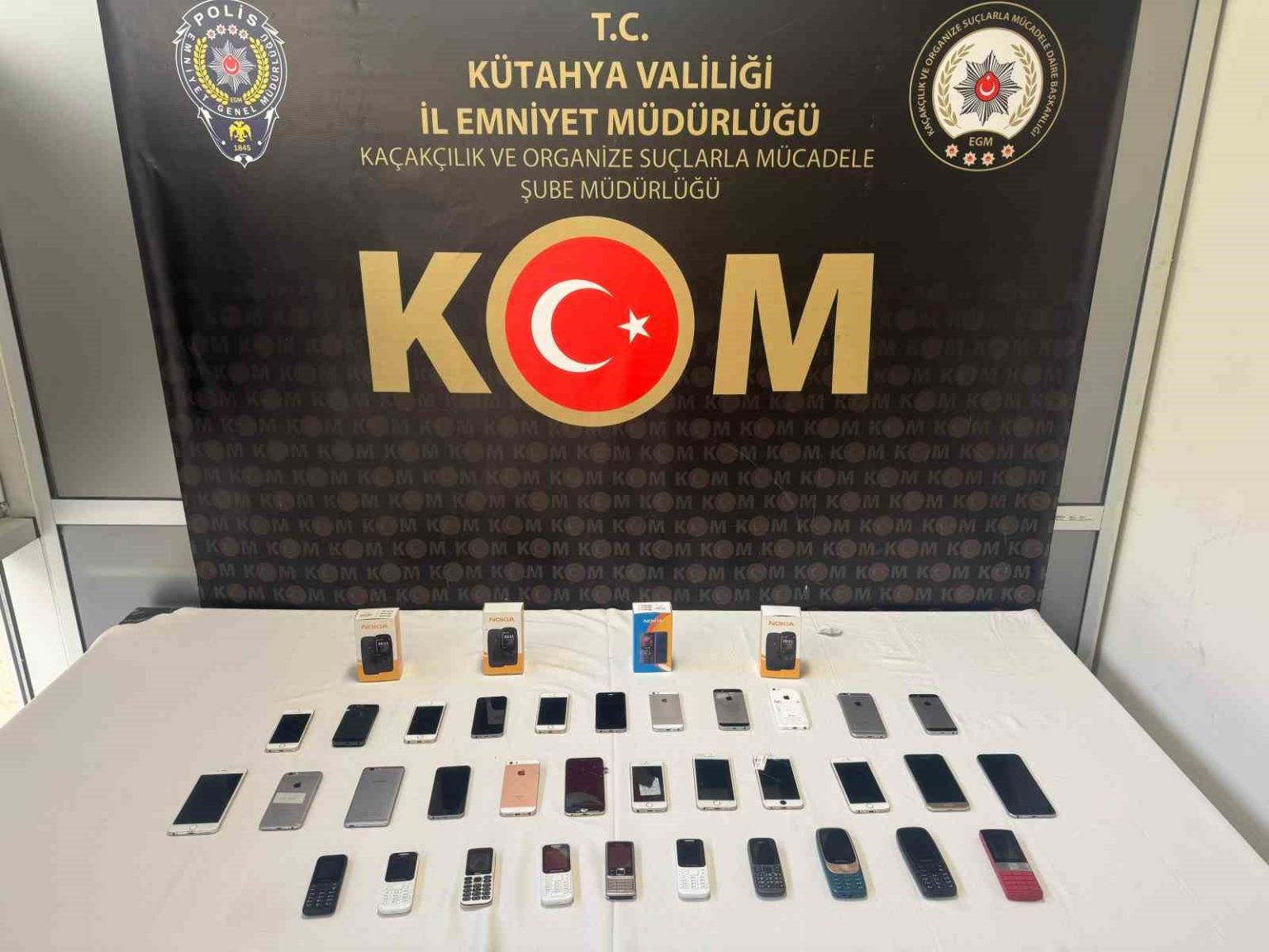 kutahyada-37-adet-gumruk-kacagi-cep-telefonu-ele-gecirildi