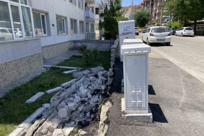 pazarcilarin-kaldirima-park-ettigi-kamyonlar-nedeniyle-bahce-duvari-yikildi