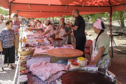 yarislar-kenti-magnesiada-tarihi-koy-pazari-hizmete-girdi