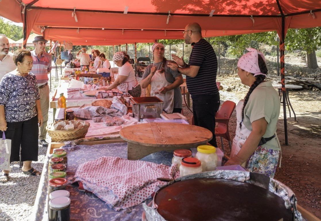 yarislar-kenti-magnesiada-tarihi-koy-pazari-hizmete-girdi