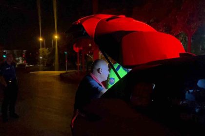yolun-karsisina-gecmek-isteyen-kadina-ters-yonden-gelen-plakasiz-arac-carpti