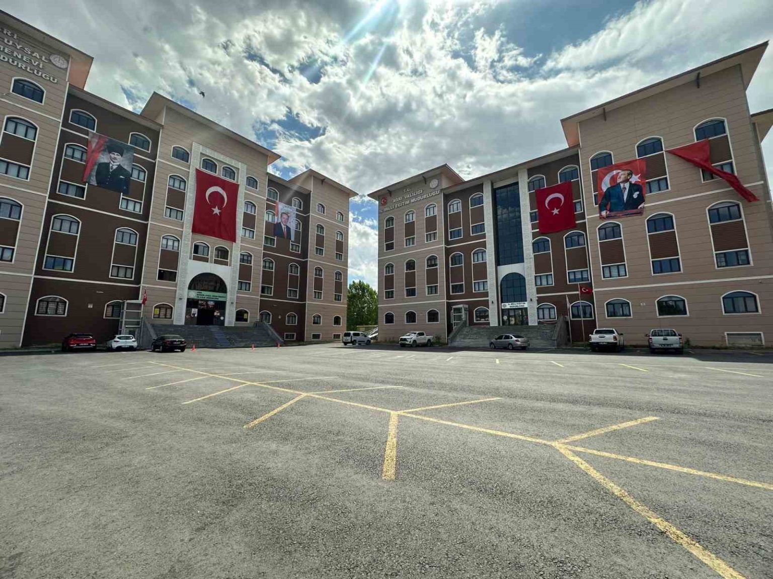 agrida-15-temmuz-icin-bin-24-okul-ve-kuruma-turk-bayragi-asildi