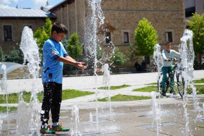 bayburta-yaz-sonunda-geldi-kimisi-fiskiyeyle-islanarak-kimisi-dondurma-yiyerek-kimisi-de-cesme-basinda-su-icerek-serinlemeye-calisti