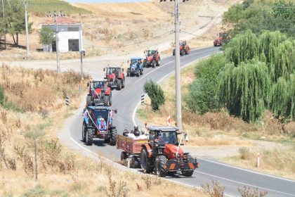 gelin-arabasi-traktor-oldu-konvoya-50-traktor-katildi