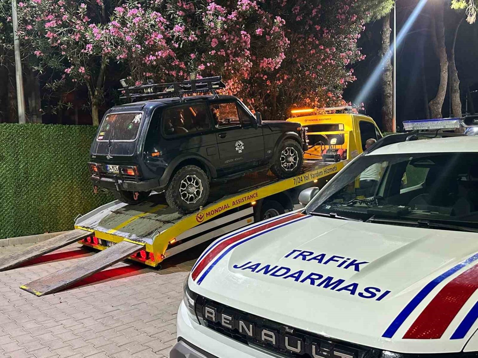 gokceadada-tuz-golunde-arazi-araciyla-drift-yapti