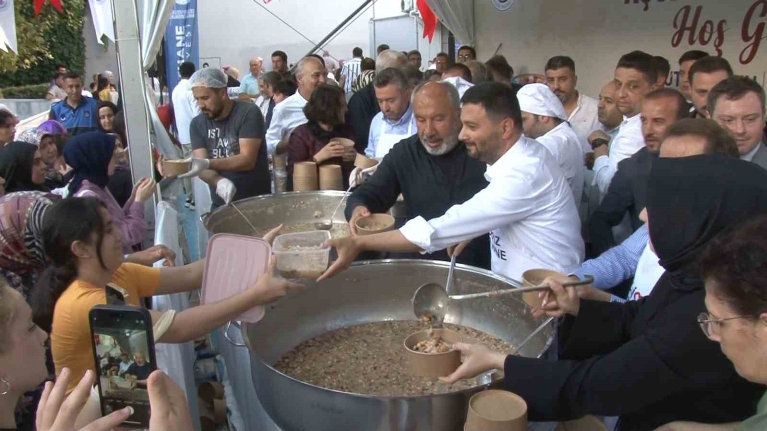 kagithane-belediyesi-20-binden-fazla-kisiye-asure-dagitti