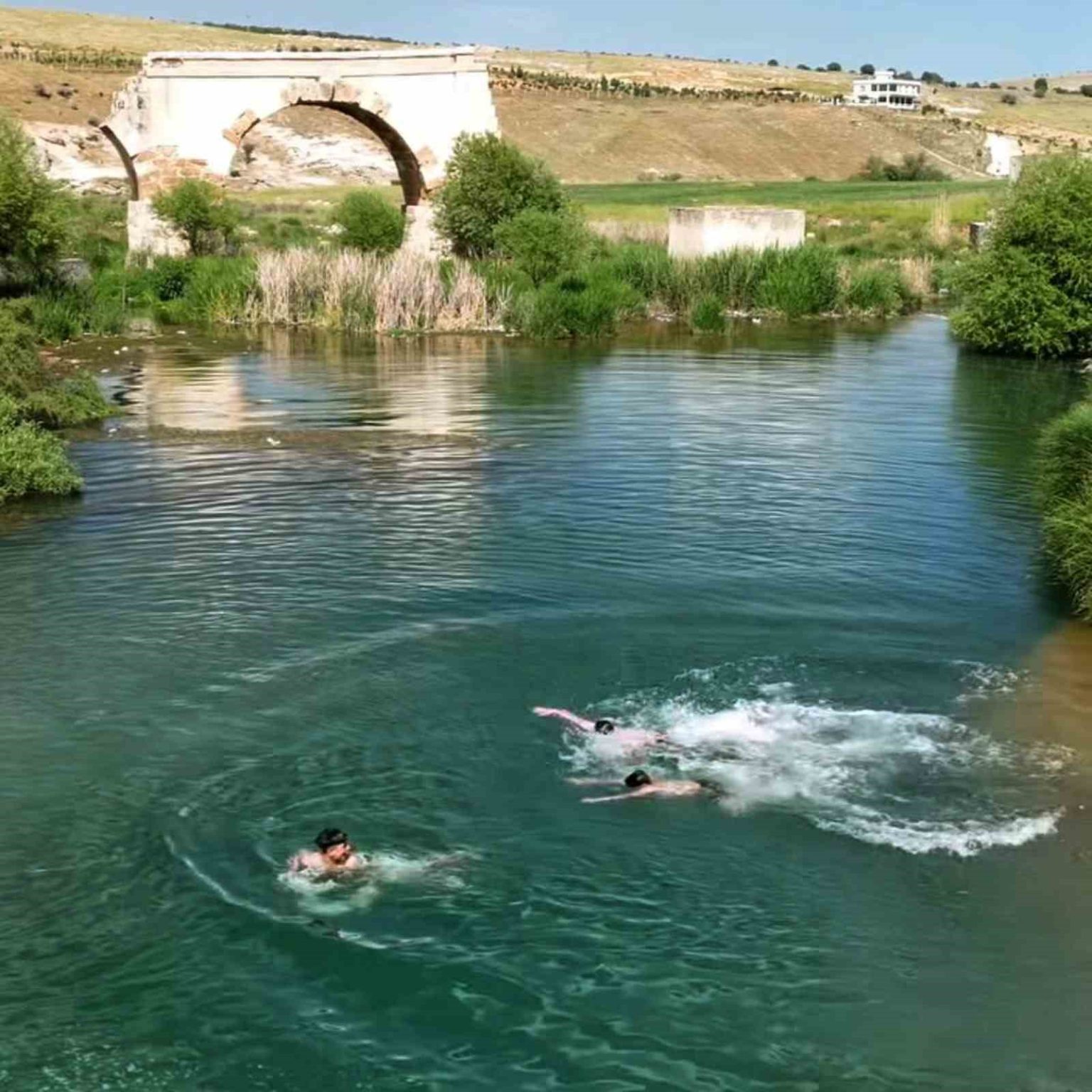 kavurucu-sicaklardan-bunalan-arabanli-vatandaslar-akarsularda-serinliyor