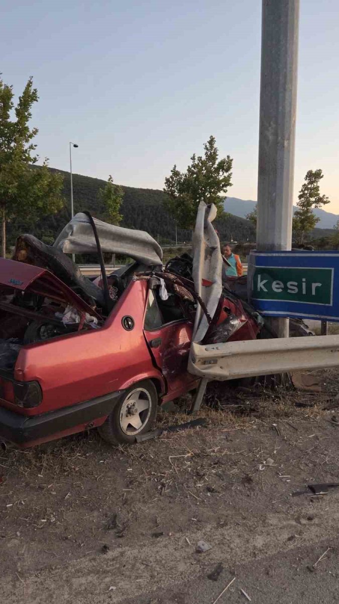 kestelde-kontrolden-cikan-tofas-otomobil-bariyere-girdi-1-olu