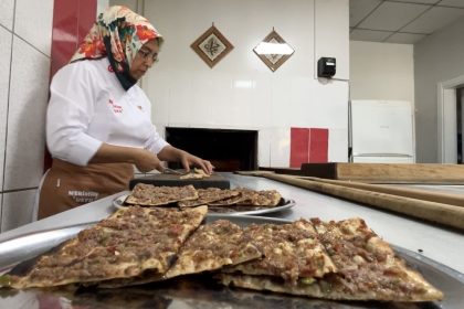 konyada-etli-ekmek-kadin-ustanin-elinde-lezzet-buluyor
