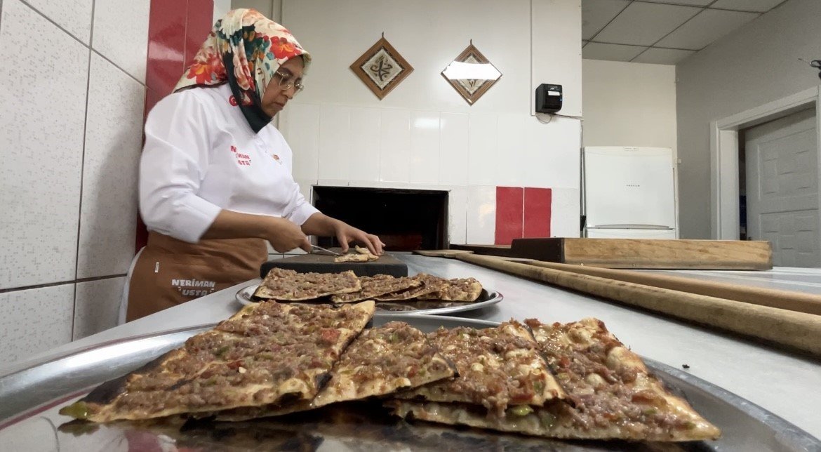 konyada-etli-ekmek-kadin-ustanin-elinde-lezzet-buluyor