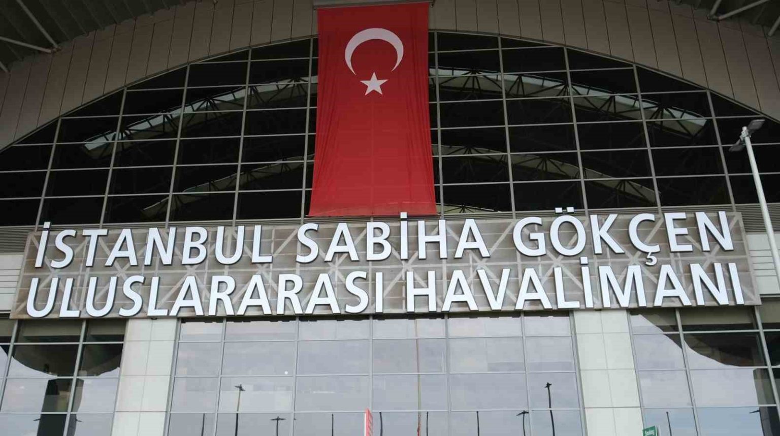 sabiha-gokcen-uluslararasi-havalimani-15-temmuzda-kirmizi-beyaza-burunecek