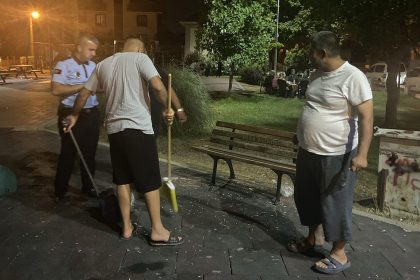 yalovada-zabita-cekirdek-kabuklarini-atan-vatandaslara-yerleri-temizletti