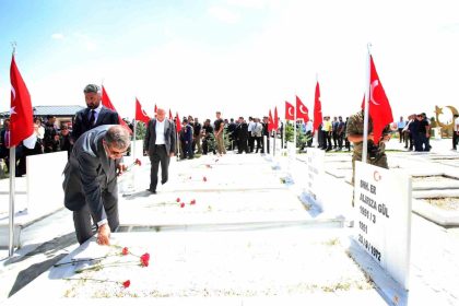 agrida-yenilenen-merkez-sehitlik-aniti-torenle-acildi