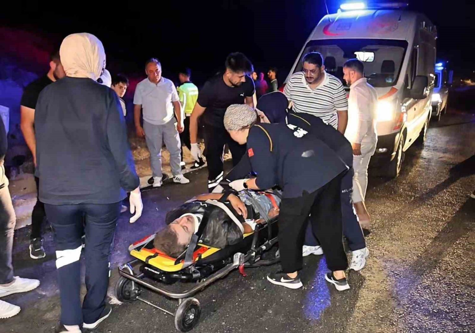 alkollu-ve-ehliyetsiz-surucunun-kontrolunden-cikan-arac-sarampole-takla-atti-2-yarali