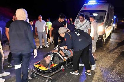 alkollu-ve-ehliyetsiz-surucunun-kontrolunden-cikan-arac-sarampole-takla-atti-2-yarali