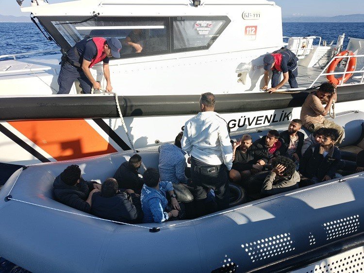 ayvalik-aciklarinda-16-duzensiz-gocmen-yakalandi